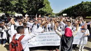 أصدرت المحكمة الابتدائية بالرباط، اليوم الأربعاء، ببراءة 27 شخصا