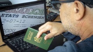 قرصنة نظام “الفيزا” يورط 8 أشخاص