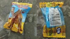 أمام أعين الجميع .. علكة الخصيتان تباع لأطفالنا