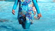 مركز حقوقي يندد بمنع لباس “البوركيني”