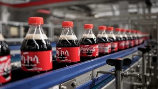 ترامب يغيّر وصفة “مشروب القمامة” وسط تحذيرات من مخاطر “كوكاكولا”