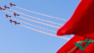 عروض جوية واستعراضات مظلية احتفاءً بعيد العرش المجيد