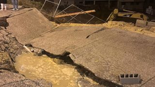 ليلة رعب في حي العالية… الطريق ينهار والسلطات تتدخل